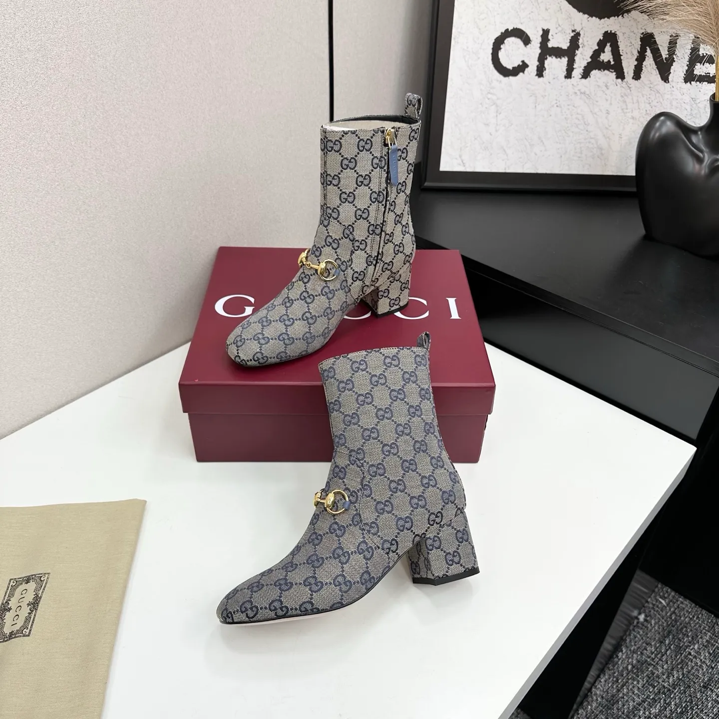 👟👟Ex-factory price 740👟👟 Gucci Gucci 2025G new autumn and winter classic horsebit thick heel short boots. The main series is finally available, and the products are worth looking forward to! Original classics create new designs ✨ Purchasing agent level! Full of high-end feel! A favorite among bloggers at home and abroad, it is retro and fashionable, easy to wear and looks great on your feet! Mainly recommended by the official website, new colors are constantly updated 🆕 ▪️Upper: original calfskin/cloth ▪️Inner lining: imported sheepskin ▪️Outsole: Italian leather outsole ▪️Heel height: 3.5cm ▪️Shoe size: 35-39 (40.41.42 can be customized)